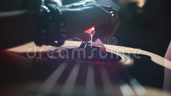 音乐家在弹吉他的时候用手拨动琴弦视频的预览图