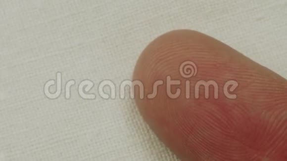 指腹镜检查或指纹前食指皮肤的宏观纹理和图案白人男性的身体部位视频的预览图