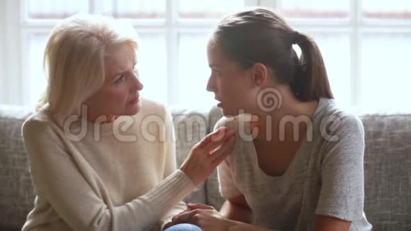 担心的老母亲听着年轻悲伤的女儿分享问题视频的预览图