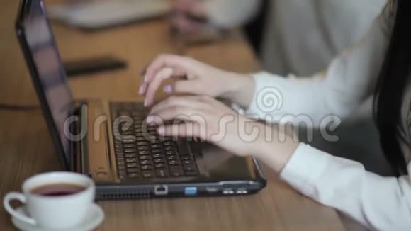 笔记本电脑上的女孩类型视频的预览图