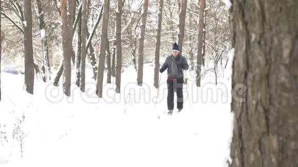 冬天穿滑雪板的高级军官视频的预览图