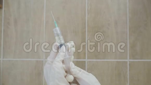 女医生拿起注射器特写镜头疫情视频的预览图
