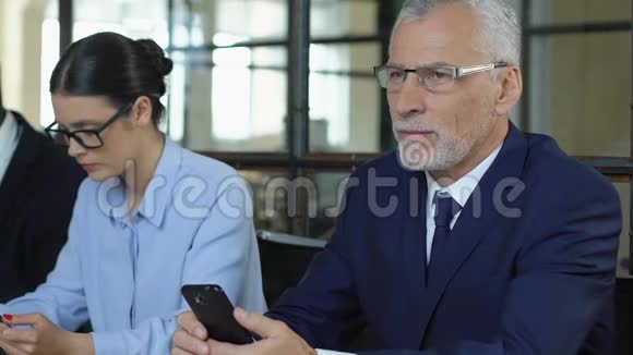 一位老人在阅读有关招聘工作的好信息以及老龄化劳动力的概念视频的预览图