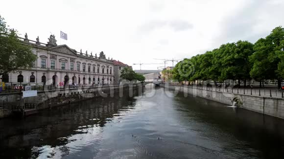 柏林德国2017年5月23日在肮脏的日子里在教堂建筑前的斯普里河上的桥视频的预览图