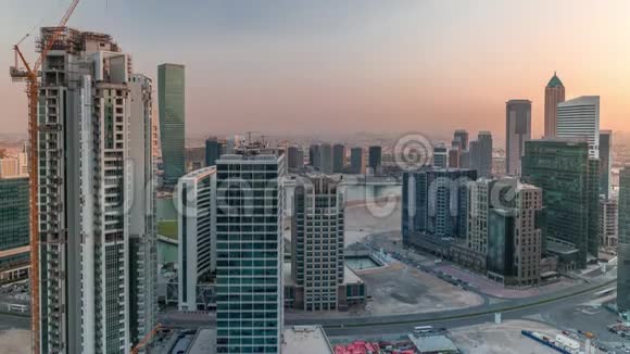 迪拜商务海湾塔在傍晚航空时间视频的预览图