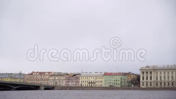 俄罗斯城市景观中的圣彼得堡纽瓦河和桥景视频的预览图