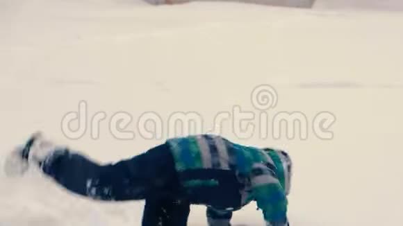 男孩在雪地里翻滚玩耍视频的预览图