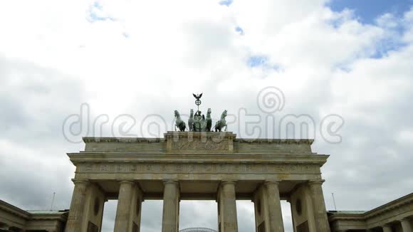 柏林德国5月24日2017年布兰登伯格托勃兰登堡门在忧郁的日子里多云的天空背景视频的预览图