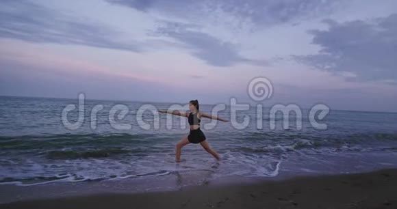 健康的生活方式理念在大自然中女士在海边练习瑜伽在水中伸展身体视频的预览图