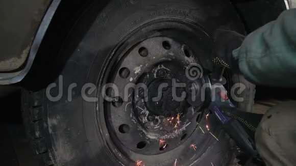 机修工通过切割生锈的零件修理汽车车轮视频的预览图