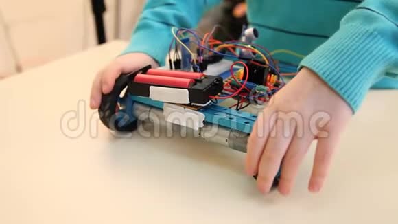 机器人技术与STEM教育课理念男孩调整自己的机器人视频的预览图