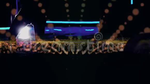 发光的螺旋运动背景下跳舞的女性剪影视频的预览图