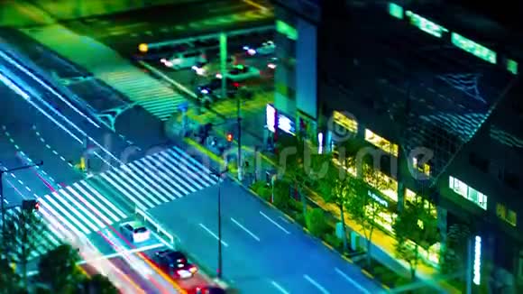 东京市区街道的夜间时间推移倾斜倾斜视频的预览图