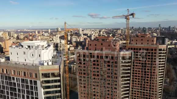 鸟瞰繁华美丽的城市与摩天大楼视频的预览图