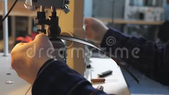 男人在缝纫机上涂鸦皮肤视频的预览图