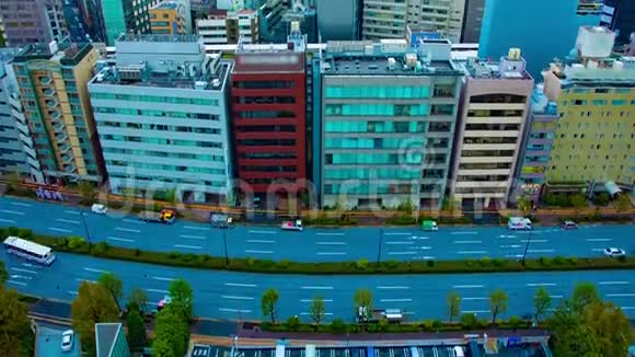东京市区街道的时间推移高角度宽镜头倾斜视频的预览图