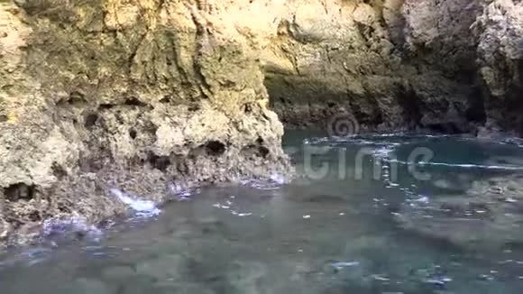 石窟和海滨水视频的预览图