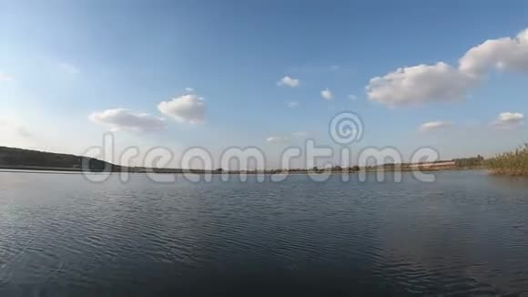 夕阳下湖面的全景视频的预览图