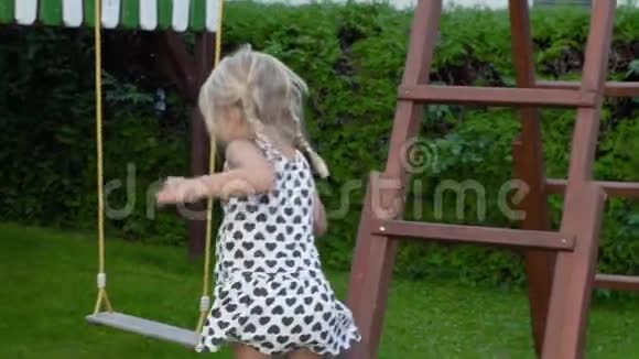 35岁的金发小女孩在阳光明媚的后院花园里玩耍嬉戏视频的预览图