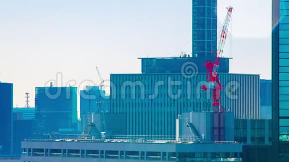 东京大楼顶部移动起重机的延时镜头视频的预览图