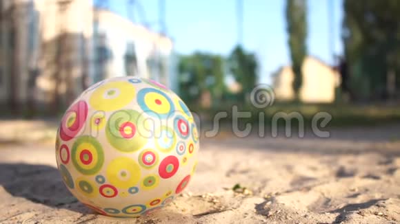 一个儿童的球躺在操场的前台孩子们在后台玩视频的预览图