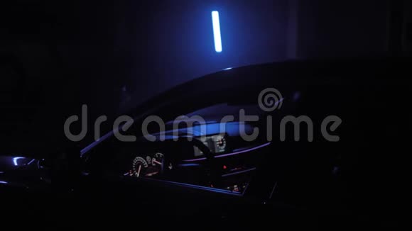 室内豪华车宝马7系列彩灯近景视频的预览图