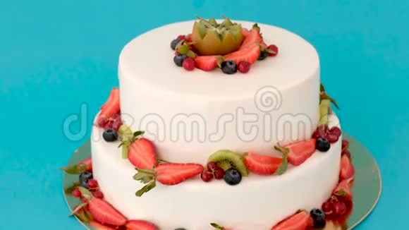 蓝色背景的蛋糕上面有浆果视频的预览图