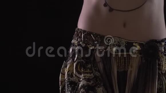 有很多珠宝的女人是肚皮舞传统的东方舞视频的预览图