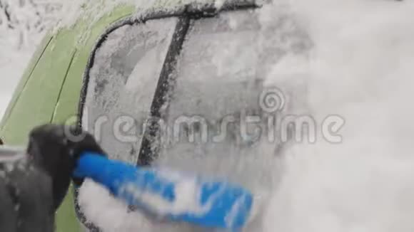 旅行前用冰块清洗雪的侧车窗女人从车窗上卸下雪视频的预览图