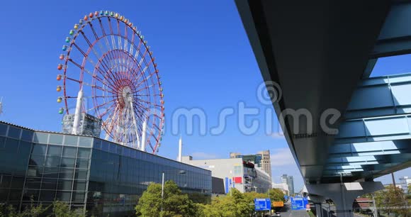 东京小田坝游乐园的摩天轮白天大开视频的预览图
