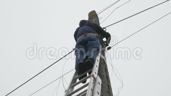 电力工作人修理电线杆穿着所有安全设备视频的预览图