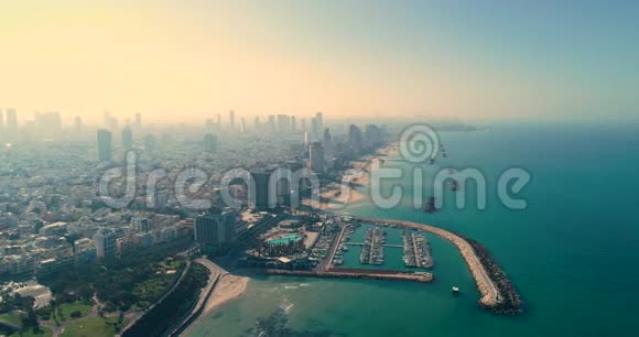 以色列的天际线从无人机清晨日出特拉维夫现代商业海岸线上空全景视频的预览图