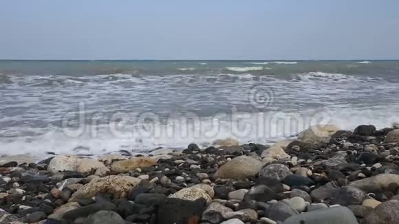 海浪在卵石海滩上翻滚视频的预览图