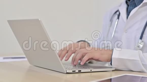 关闭医生在笔记本电脑上打字视频的预览图