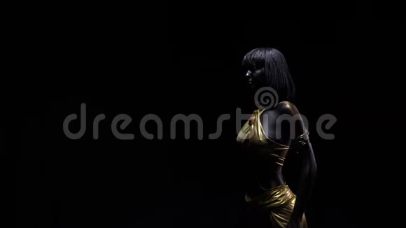 有身体艺术和化妆的年轻女士穿着金色的衣服正在移动视频的预览图