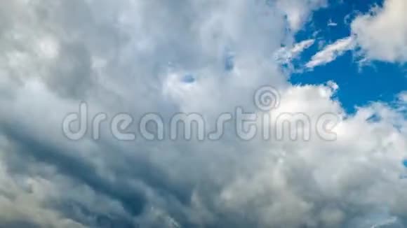 快速移动的暴风云在天空的时间流逝视频的预览图