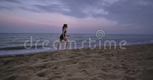 在海滩上漂亮的女士早上集中在海边跑步有一个健康的生活方式视频的预览图