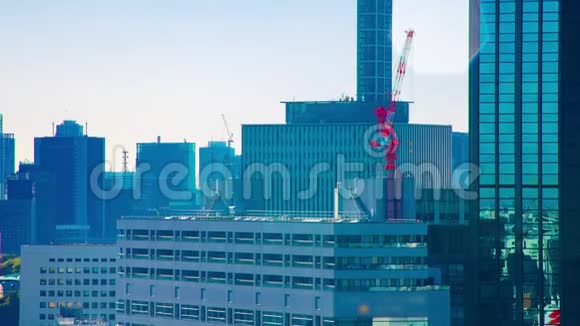 在东京大楼顶部移动起重机的一段时间视频的预览图