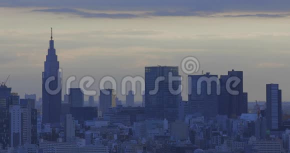 东京市区的黄昏全景城市景观视频的预览图