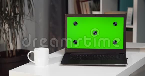 配备空白绿色屏幕的无线笔记本电脑视频的预览图