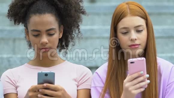 十几岁的少女在智能手机上聊天缺乏真正的沟通视频的预览图