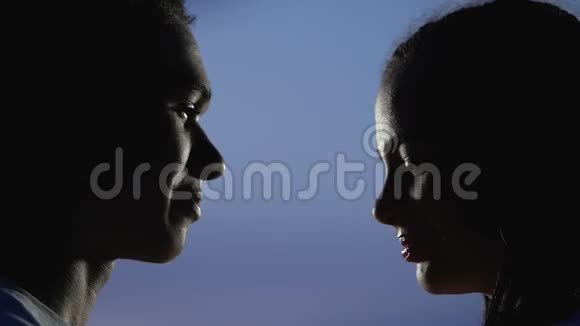 浪漫的青少年夫妇晚上摸额头表达他们的感情视频的预览图