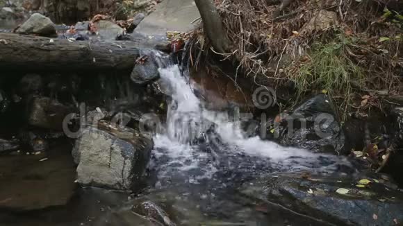 山河上的瀑布岸边有黑色的石头视频的预览图