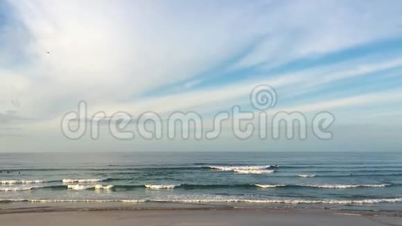 海边的海滩冲浪夏天远射视频的预览图