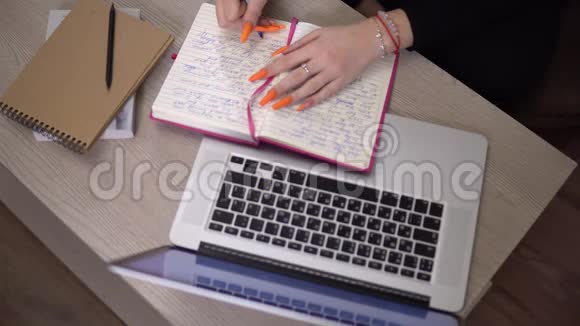 女孩做笔记在线学习通过互联网自学语言视频的预览图