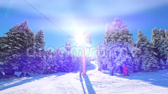 滑雪电梯和度假者视频的预览图