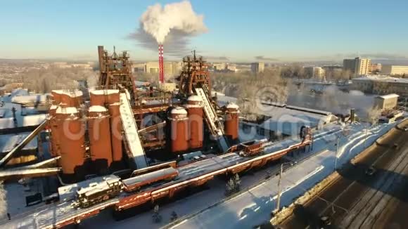 冬天苏联在尼兹尼塔吉尔被摧毁的工厂视频的预览图