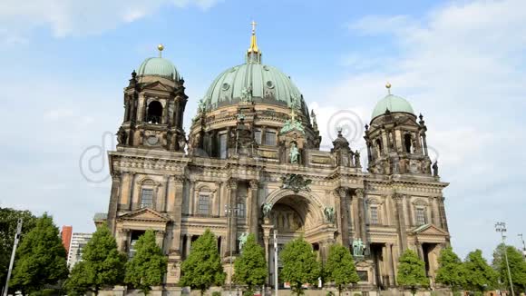 柏林德国2017年5月23日在晴天的蓝天背景下的大教堂建筑视频的预览图