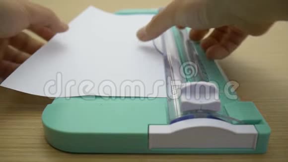 男人把一张白纸和一张剪贴纸在一张木桌上视频的预览图