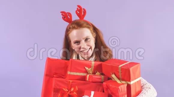 美丽快乐的女孩闭着眼睛大声喊叫很高兴收到家人送的漂亮圣诞礼物视频的预览图